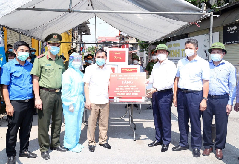 Lãnh đạo thành phố Hà Nội tặng quà các lực lượng làm công tác phòng, chống dịch trên địa bàn huyện Thường Tín.