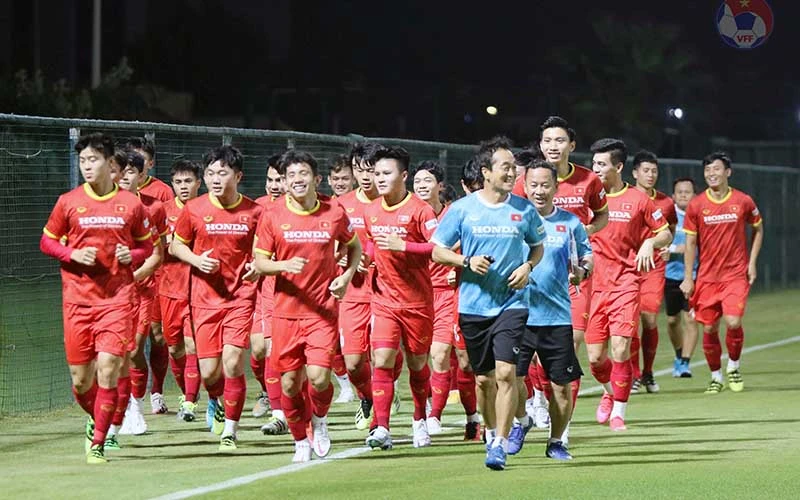 Đội tuyển Việt Nam tập luyện trước trận đấu với UAE.