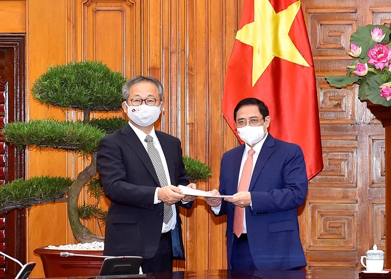 Đại sứ Nhật Bản Yamada Takio chuyển thông điệp của Thủ tướng Nhật Bản Suga Yoshihide gửi Thủ tướng Phạm Minh Chính về việc Chính phủ Nhật Bản quyết định hỗ trợ Việt Nam 1 triệu liều vaccine phòng Covid-19.