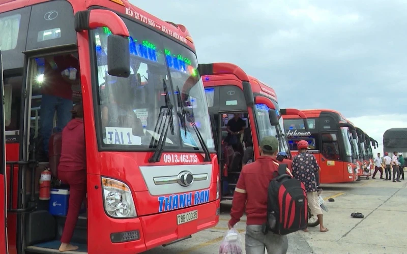 Bến xe liên tỉnh Phú Yên ngày thường có hàng chục xe vận chuyển hành khách đi về tuyến Tuy Hòa - TP Hòi Chí Minh.