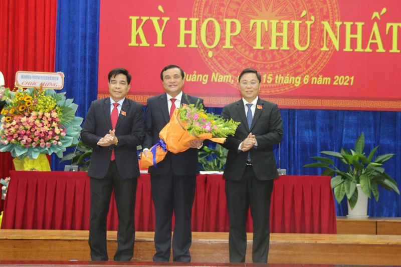 Các đồng chí lãnh đạo tỉnh chúc mừng đồng chí Phan Việt Cường tái đắc cử Chủ tịch Hội đồng nhân dân tỉnh khóa X.