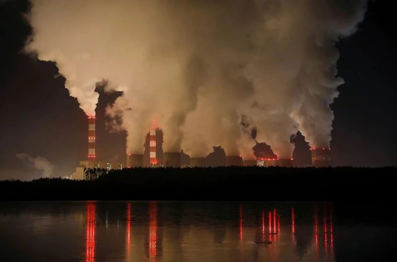 Khói và hơi nước bốc lên từ Nhà máy điện Belchatow, nhà máy nhiệt điện than lớn nhất châu Âu ở Ba Lan. Ảnh: Reuters.