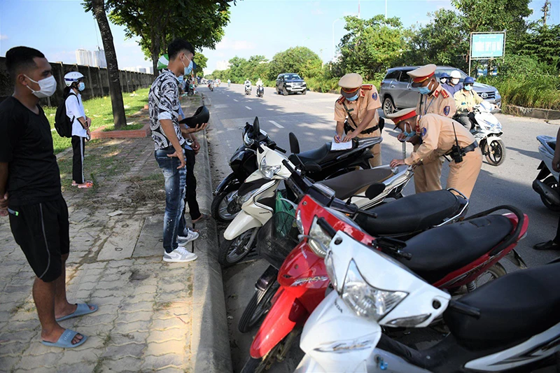 Xe máy đi vào Đại lộ Thăng Long bị lực lượng Cảnh sát giao thông lập biên bản xử lý.