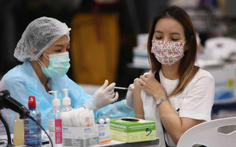 Người dân Thái Lan tiêm vaccine ngừa Covid-19 tại Ga Bang Sue ở thủ đô Bangkok. (Ảnh Bưu điện Bangkok)