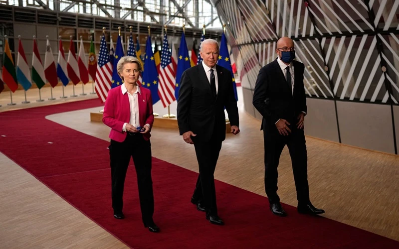 Chủ tịch Ủy ban châu Âu Ursula von der Leyen, Tổng thổng Mỹ Joe Biden và Chủ tịch Hội đồng châu Âu Charles Michel (từ trái sang) dự Hội nghị cấp cao EU - Mỹ, tại Brussels, ngày 15-6. (Ảnh: AP)