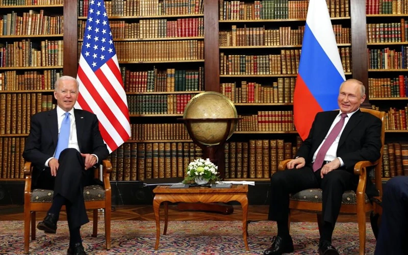Tổng thống Nga Vladimir Putin và người đồng cấp Mỹ Joe Biden tại hội nghị cấp cao Nga - Mỹ. (Ảnh: AP)