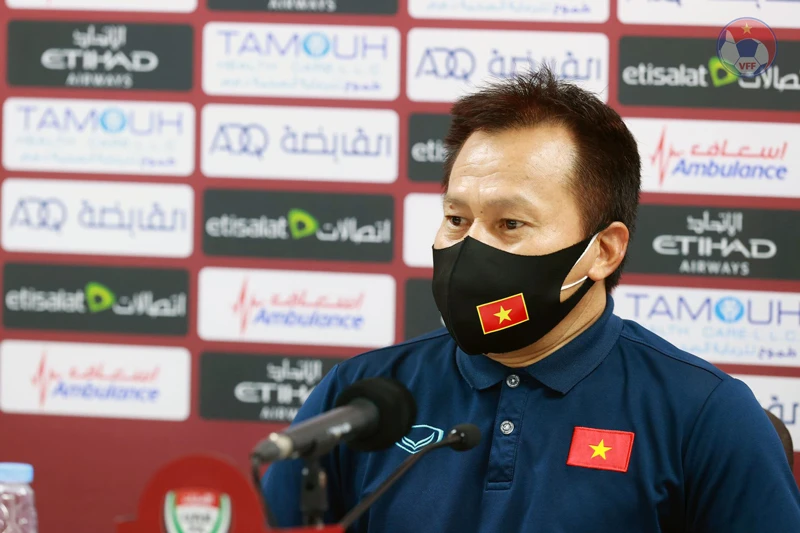 Trợ lý huấn luyện viên Lư Đình Tuấn tại cuộc họp báo sau trận đấu. (Ảnh: VFF)