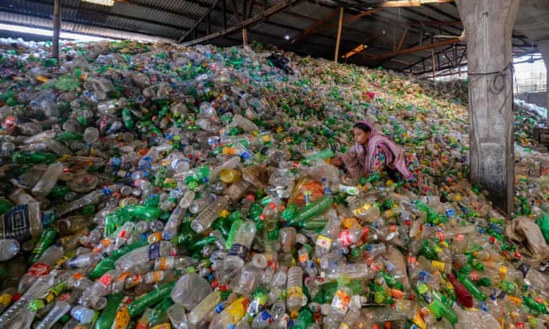 Phân loại chai nhựa đã qua sử dụng trong nhà máy tái chế ở Dhaka, Bangladesh. Ảnh: Getty Images.