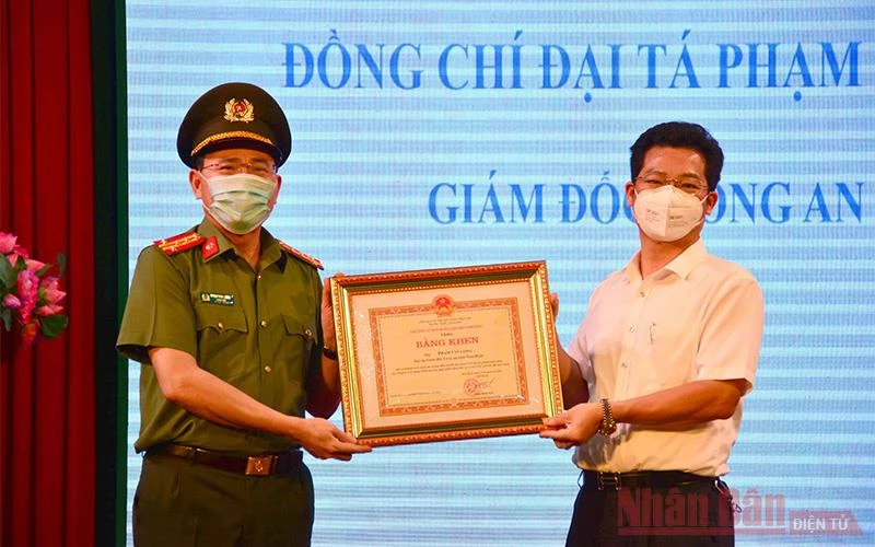 Đồng chí Trần Anh Dũng, Phó Chủ tịch Thường trực UBND tỉnh Nam Định trao bằng khen cho Đại tá Phạm Văn Long, Giám đốc Công an tỉnh.