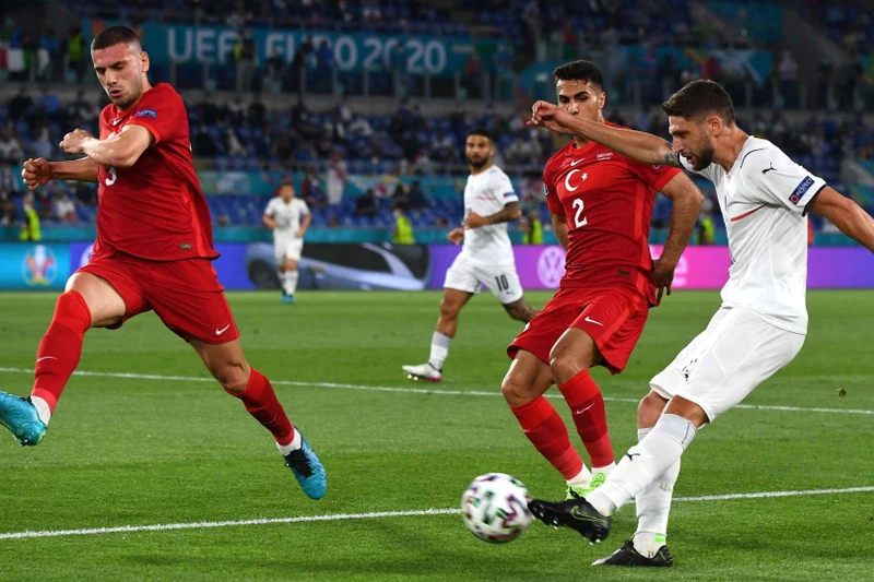 Merih Demiral (áo đỏ) và tình huống tranh chấp với một cầu thủ của Italy. 