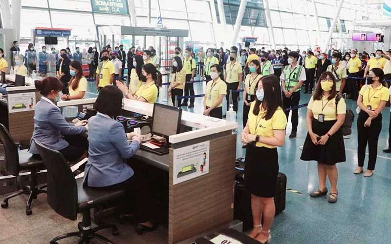 Một buổi huấn luyện tại sân bay Phuket hôm 15-6 nhằm chuẩn bị cho việc mở cửa du lịch trở lại hòn đảo Phuket vào ngày 1-7. (Bangkok Post)