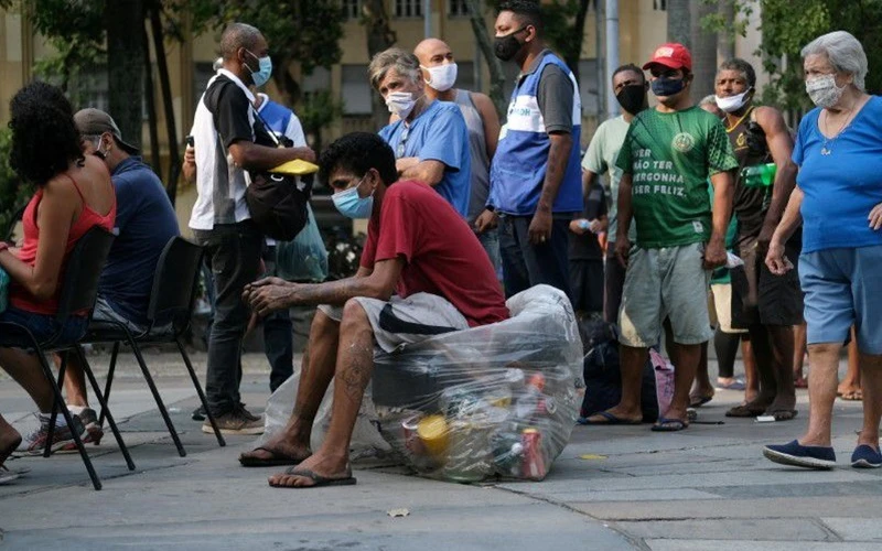 Người vô gia cư chờ tiêm vaccine AstraZeneca tại Rio de Janeiro, Brazil. (Ảnh: Reuters)