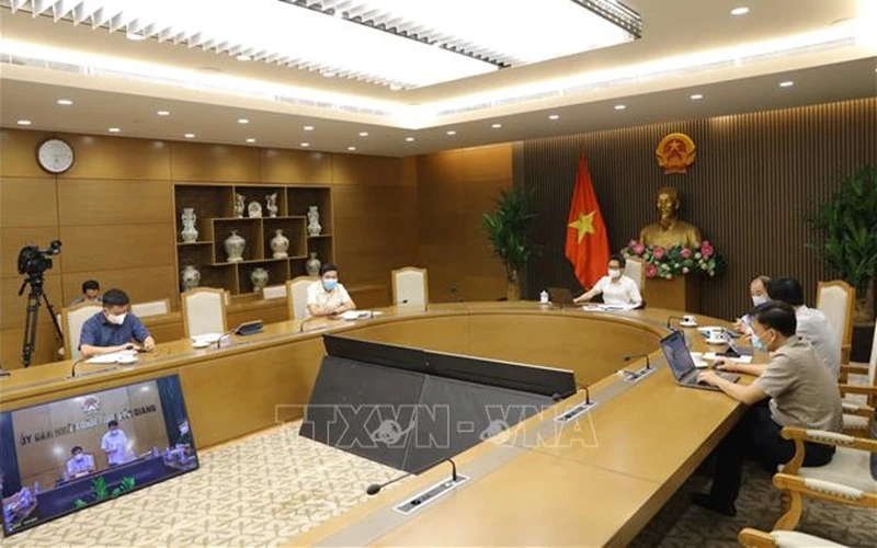 Phó Thủ tướng Vũ Đức Đam họp với tỉnh Bắc Giang về công tác phòng, chống dịch Covid-19. (Ảnh: TTXVN)
