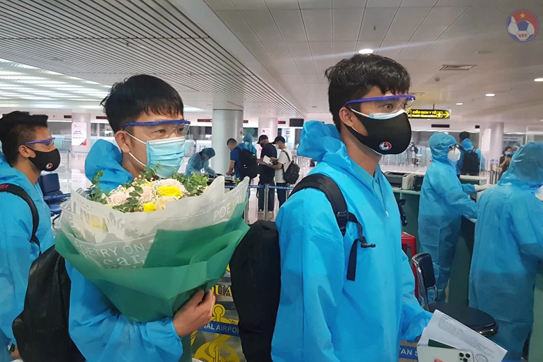Các cầu thủ có mặt ở sân bay Tân Sơn Nhất. (Ảnh: VFF)