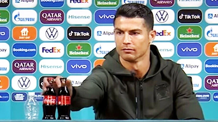 Coca-Cola “méo mặt” vì Ronaldo