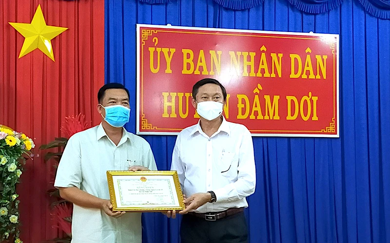 Trao bằng khen của Chủ tịch UBND tỉnh Cà Mau cho Ban chỉ đạo phòng, chống dịch Covid-19 huyện Đầm Dơi.