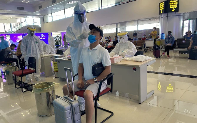 Cán bộ lấy mẫu xét nghiệm nhanh Covid-19 cho hành khách tại sân bay Nội Bài. (Ảnh: Sở Y tế Hà Nội)