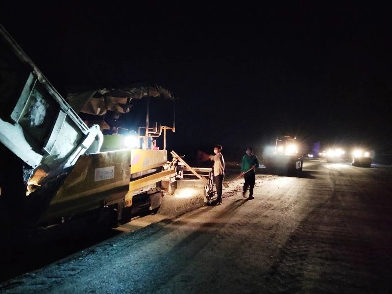 Công nhân thi công Dự án cao tốc Trung Lương - Mỹ Thuận tăng ca vào ban đêm để kịp tiến độ.