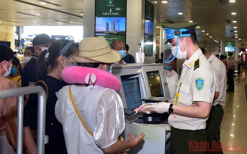 Kiểm tra tại cửa an ninh sân bay Nội Bài. ẢNh: DUY LINH