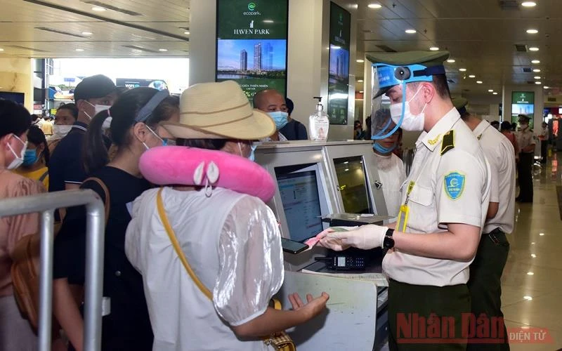 Kiểm tra an ninh tại sân bay Nội Bài. (Ảnh: Duy Linh)