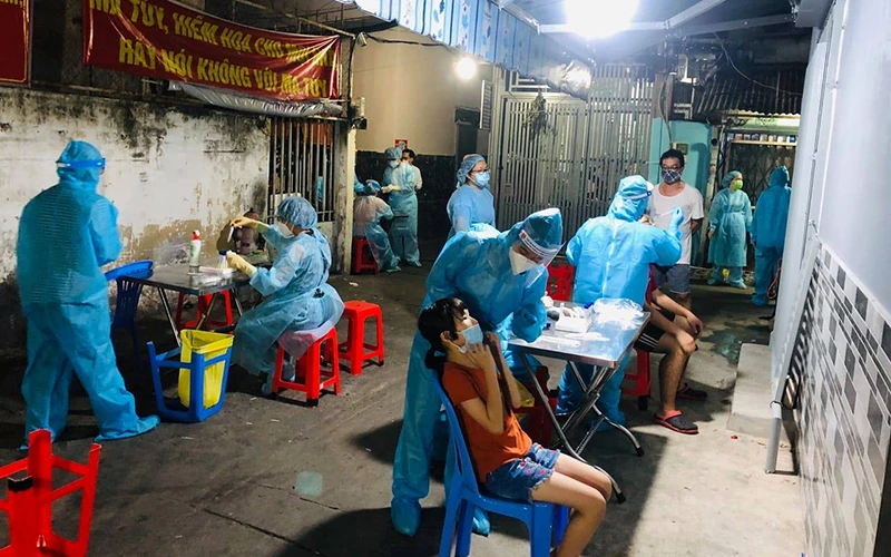 TP Hồ Chí Minh tiến hành rà soát chung quanh khu vực lây nhiễm. (Ảnh: HCDC)