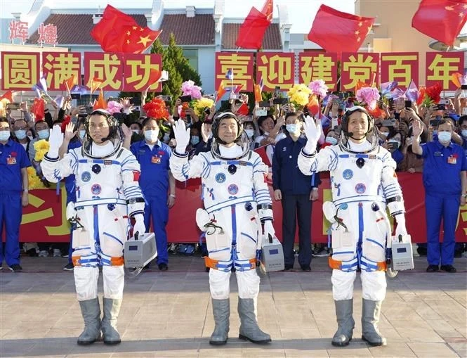 Lễ tiễn ba phi hành gia lên trạm không gian mới tại bãi phóng Tửu Tuyền trên sa mạc Gobi ở Tây Bắc Trung Quốc ngày 17-6. Nguồn: THX/TTXVN.