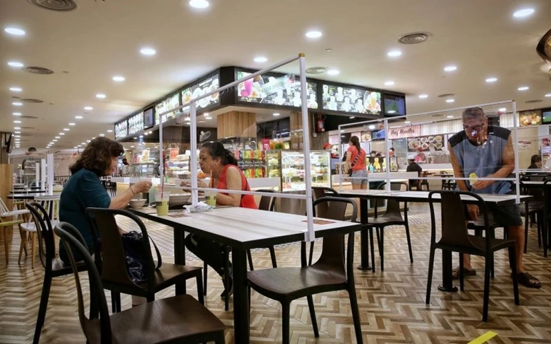Địa điểm ăn uống là nơi có nguy cơ lây nhiễm cao tại Singapore. (Ảnh: Straits Times)