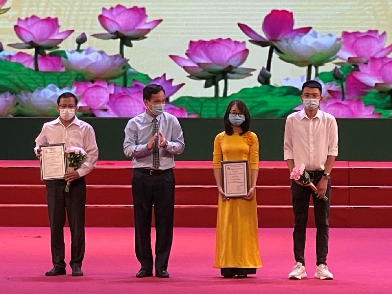 Phó Bí thư Tỉnh ủy Hải Dương Triệu Thế Hùng trao giải báo chí năm 2020 tới tác giả, nhóm tác giả đạt giải A.
