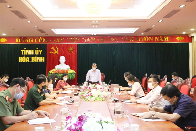 Chủ tịch Ủy ban nhân dân tỉnh Bùi Văn Khánh, Trưởng Ban Chỉ đạo phòng, chống dịch Covid-19 phát biểu tại cuộc họp.