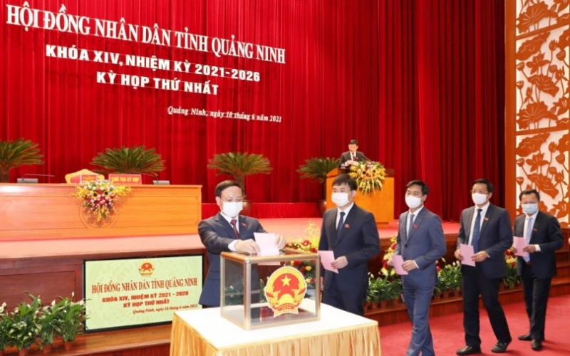 Các đại biểu tại kỳ họp HĐND tỉnh Quảng Ninh khóa XIV nhiệm kỳ 2021-2026 tiến hành bỏ phiếu bầu các chức danh UBND tỉnh khóa XIV.