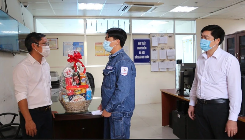 Phó Tổng giám đốc EVNHCMC Bùi Trung Kiên (bìa trái) thăm hỏi, động viên công nhân trực tại trụ sở Công ty Điện lực Bình Chánh.