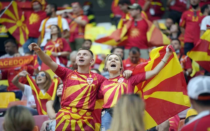 Cổ động viên Bắc Macedonia nhiệt tình cổ vũ dù đội nhà thua Ucraina 1-2 ở trận đấu tối 17-6.