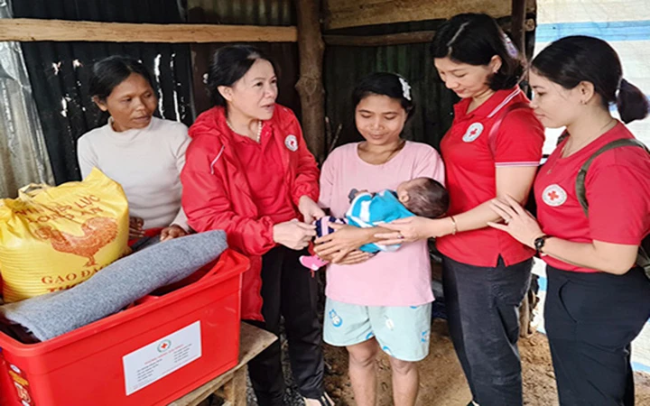 Đoàn công tác của T.Ư Hội Chữ thập đỏ Việt Nam đến thăm, động viên và hỗ trợ các nạn nhân bị thiệt hại trong trận sạt lở đất tại xã Trà Leng (huyện Nam Trà My, tỉnh Quảng Nam).