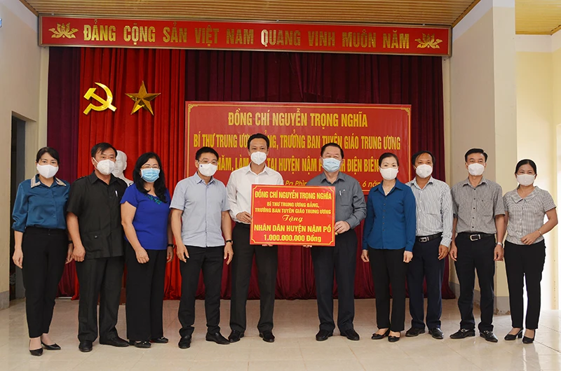 Đồng chí Nguyễn Trọng Nghĩa trao tặng một tỷ đồng cho nhân dân huyện Nậm Pồ.