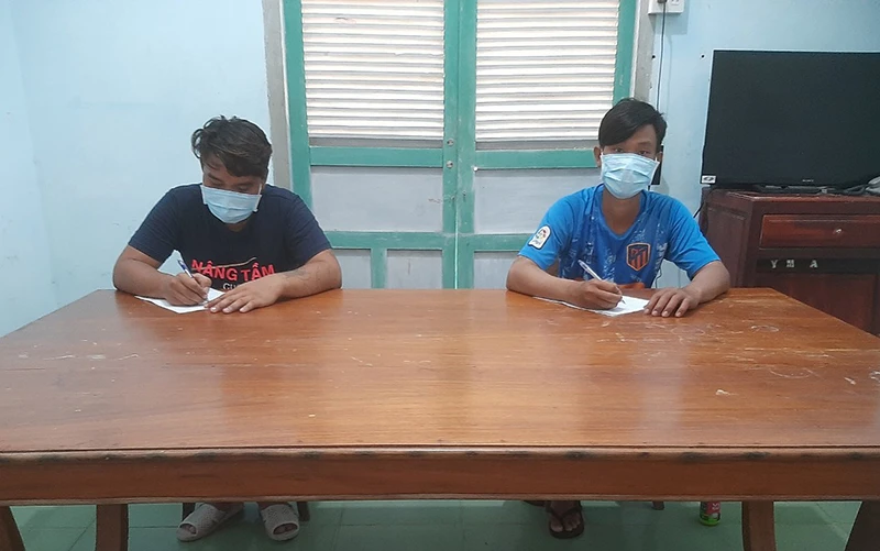 Hai nạn nhân Tạ Ngọc Tân (bên trái) và Nguyễn Văn Thắng được đưa về Trạm Tìm kiếm cứu nạn, Đồn Biên phòng Cửa khẩu cảng Phú Quý (Bình Thuận) để chăm sóc y tế và thực hiện khai báo thông tin theo yêu cầu.