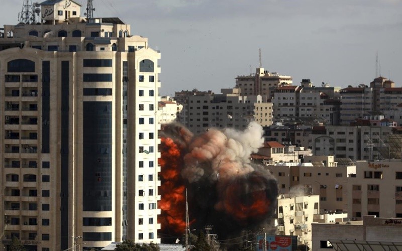 Khói lửa bốc dữ dội tại thành phố Gaza khi máy bay Israel oanh tạc vùng đất hiện do Phong trào Hồi giáo Hamas của Palestine kiểm soát, ngày 17-5-2021. (Ảnh: AP)
