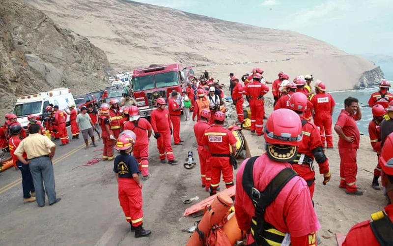 Nhân viên cứu nạn tại hiện trường một vụ tai nạn ở Peru. (Ảnh: Getty Images)