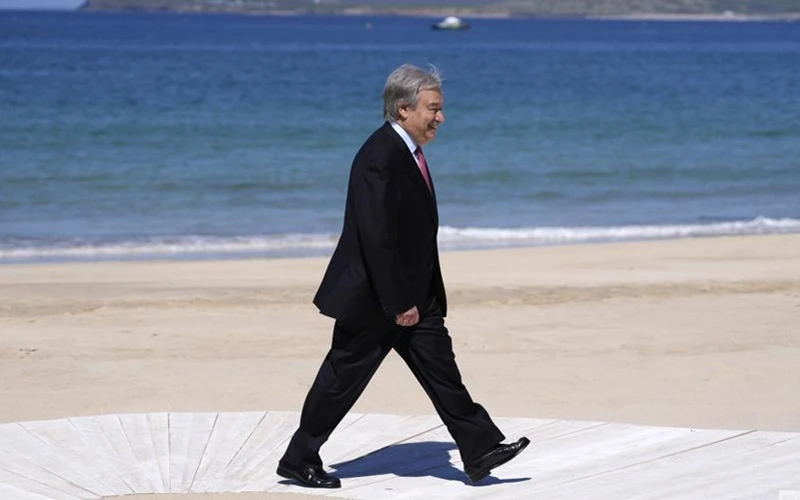 Ông Guterres tới Cornwall, vùng England, Anh, tham dự Hội nghị cấp cao G7, ngày 12-6. (Ảnh: AP)