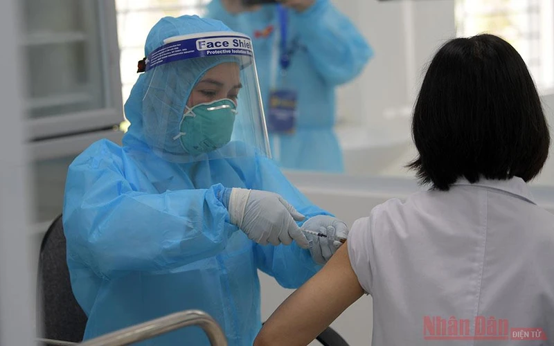 Tiêm vaccine phòng Covid-19 tại Hà Nội. Ảnh: DUY LINH