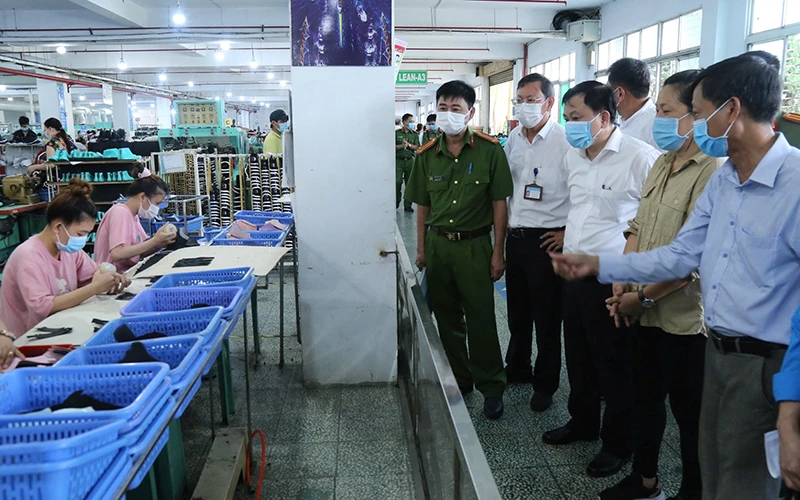 Ban Chỉ đạo phòng, chống dịch Covid-19 tỉnh Bình Dương kiểm tra công tác phòng, chống dịch tại Công ty TNHH Giày Kingmaker Việt Nam. 