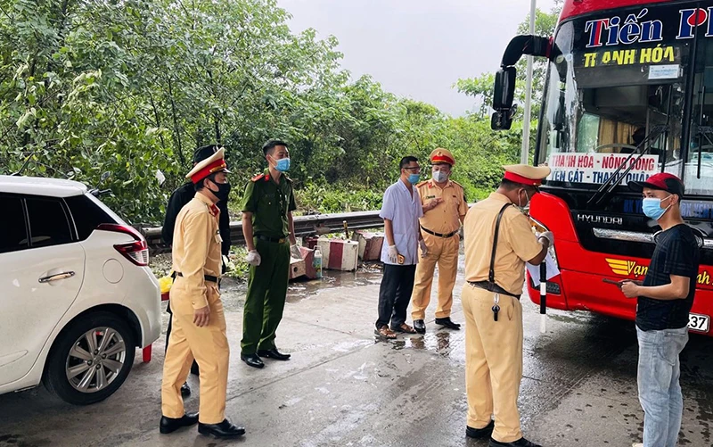 Cảnh sát giao thông kiểm soát phương tiện chở hành khách ra, vào tỉnh Thanh Hóa.