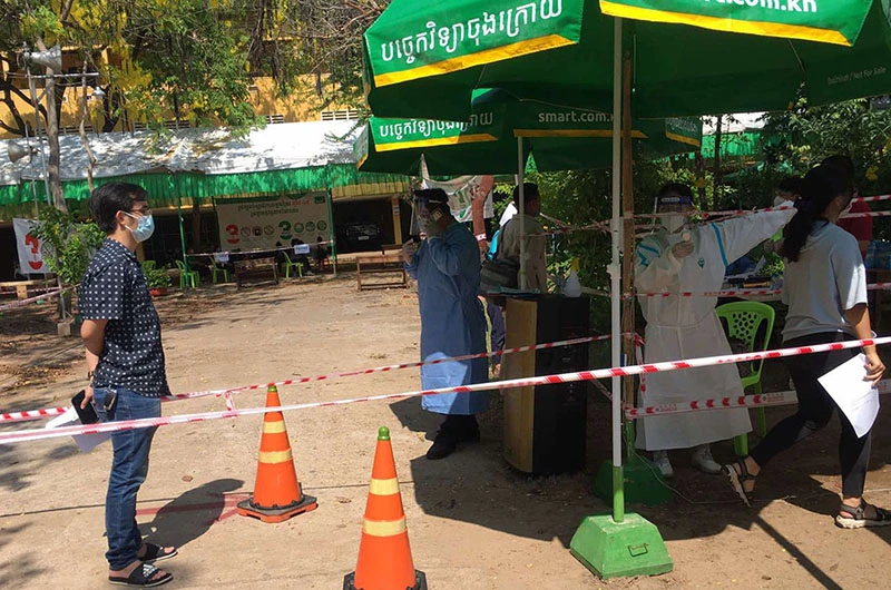 Xét nghiệm Covid-19 tại quận Boeung Keng Kang, Phnom Penh.