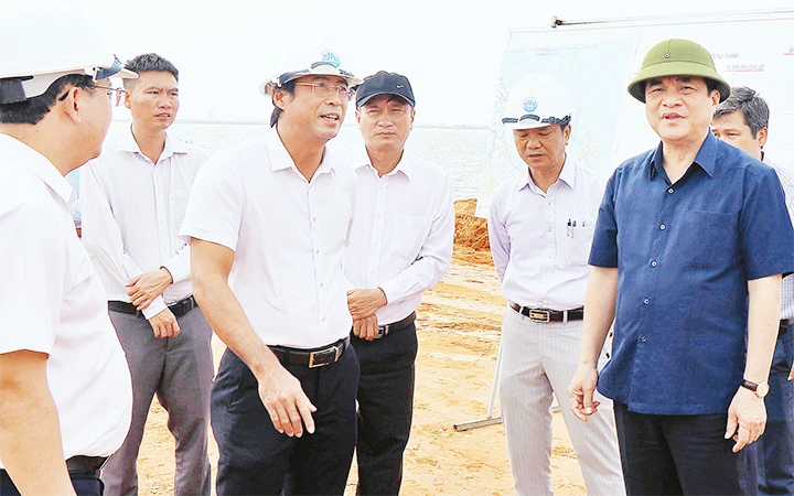 Lãnh đạo tỉnh Quảng Nam kiểm tra tiến độ thi công các dự án vùng ven biển tỉnh Quảng Nam.