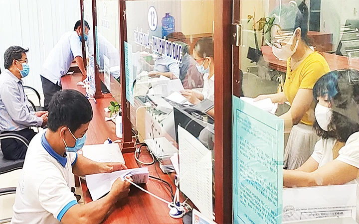 Bộ phận tiếp nhận thủ tục hành chính ở Trung tâm Hành chính thành phố Thanh Hóa.