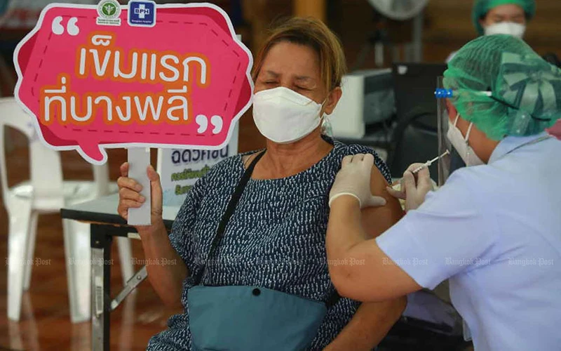 Một cư dân tỉnh Samut Prakan tiêm vaccine ngừa Covid-19. (Ảnh: Bưu điện Bangkok)