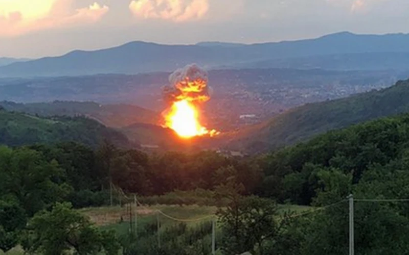 Vụ nổ lớn tại nhà máy sản xuất vũ khí Sloboda ở Cacak, Serbia. (Ảnh: RT)