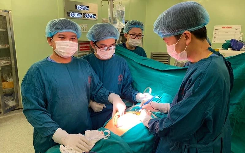 Bác sĩ của Bệnh viện Bạch Mai thực hiện một ca phẫu thuật (Ảnh: Mai Thanh).