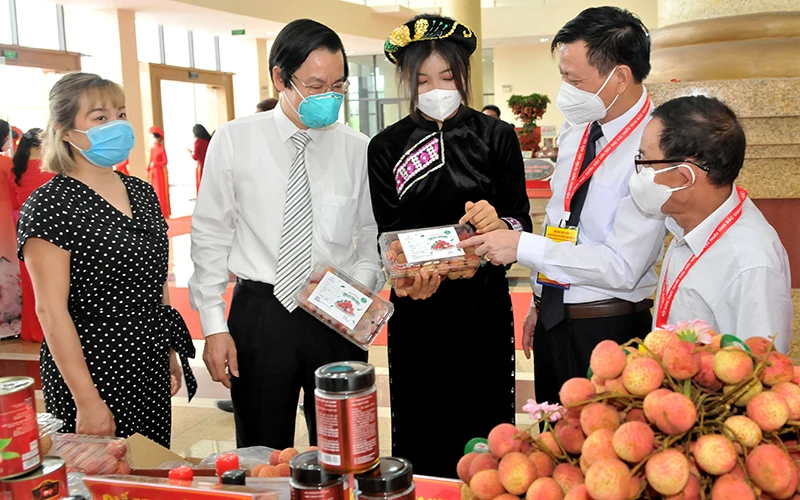 Giới thiệu vải thiều Lục Ngạn tại Hội nghị Xúc tiến tiêu thụ vải thiều tại tỉnh Bắc Giang năm 2021. Ảnh: THẢO PHƯƠNG