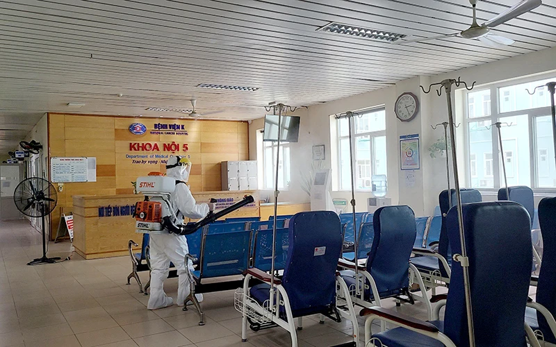 Bệnh viện K khử khuẩn tại các khoa, phòng để chuẩn bị đón, tiếp người bệnh vào điều trị.