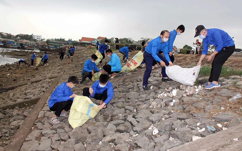 Thanh niên phường Tân An dọn dẹp, thu gom rác thải tại khu vực Bến Giang, thị xã Quảng Yên (Quảng Ninh). Ảnh: THÙY DƯƠNG